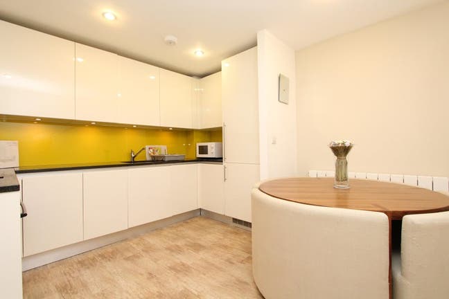 Prime Location-3 Stunning Rooms in a Luxury Flat!  Main Photo