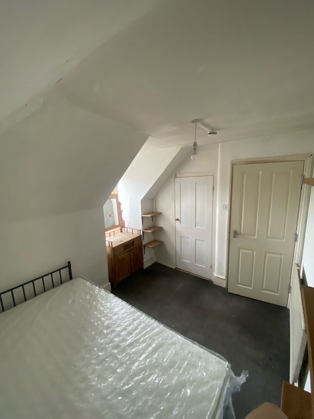 SE Double Room with Walk In Dresser Main Photo