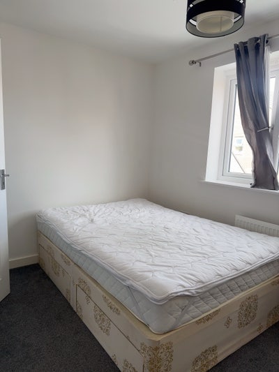 Double Room - 5 mins walk to Hinchinbroo Hospital  Main Photo