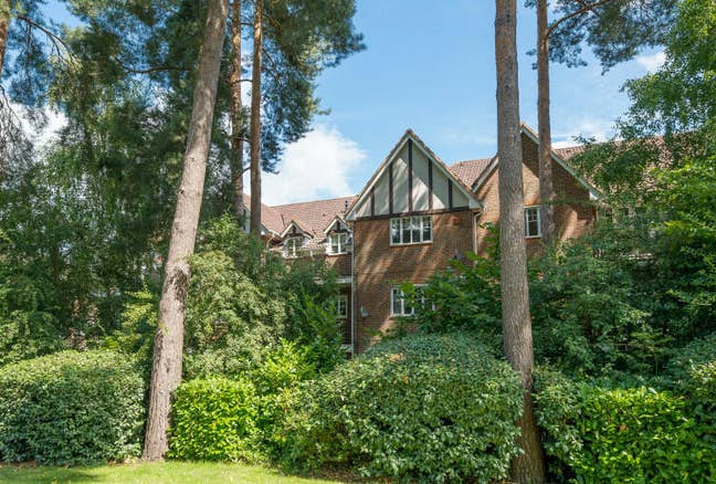 Double Room with En-suite in Fleet  Main Photo