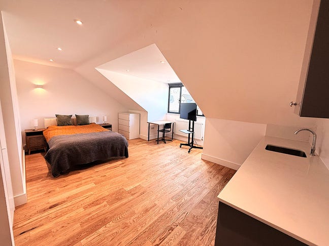 Larger Studio with Double Bed to Rent Main Photo