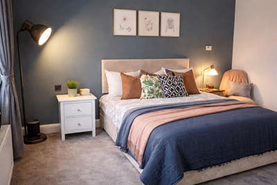 Amazing Double Room Available Right Now.  Main Photo