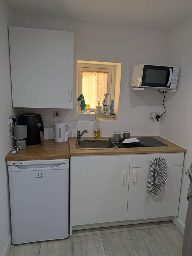 🌟 Ensuite Room with Kitchenette – Great Location  Main Photo