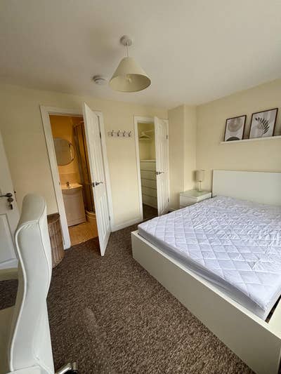 Beautiful ensuite double in a quiet house  Main Photo