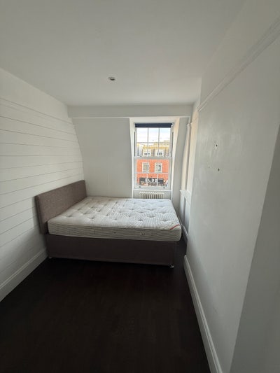 Double room in High Street Flat Main Photo