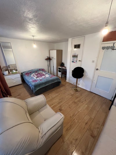 Wow 🤩 Large Room with Balcony London City E1  Main Photo