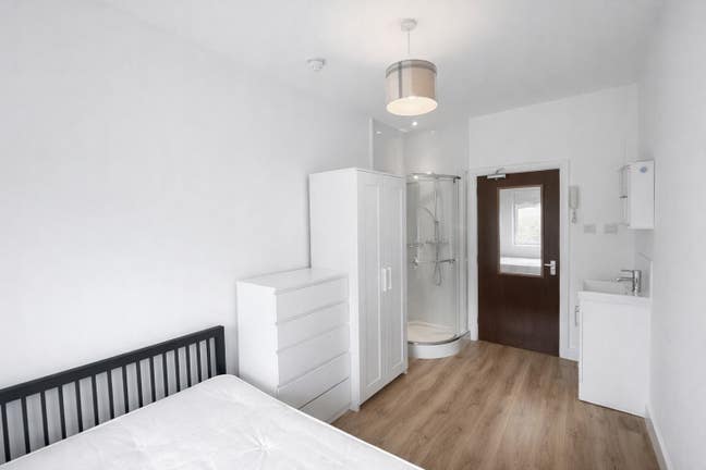 En suite room &pound;1,399pcm all bills apart from WiFi  Main Photo