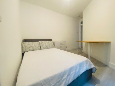 Double Room -All Bills in E14 Main Photo