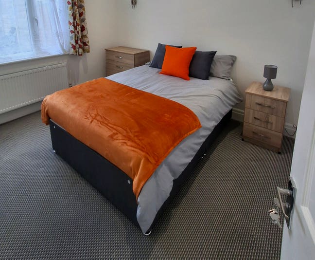 Newly refurbished, luxury bedrooms! Prime location Main Photo