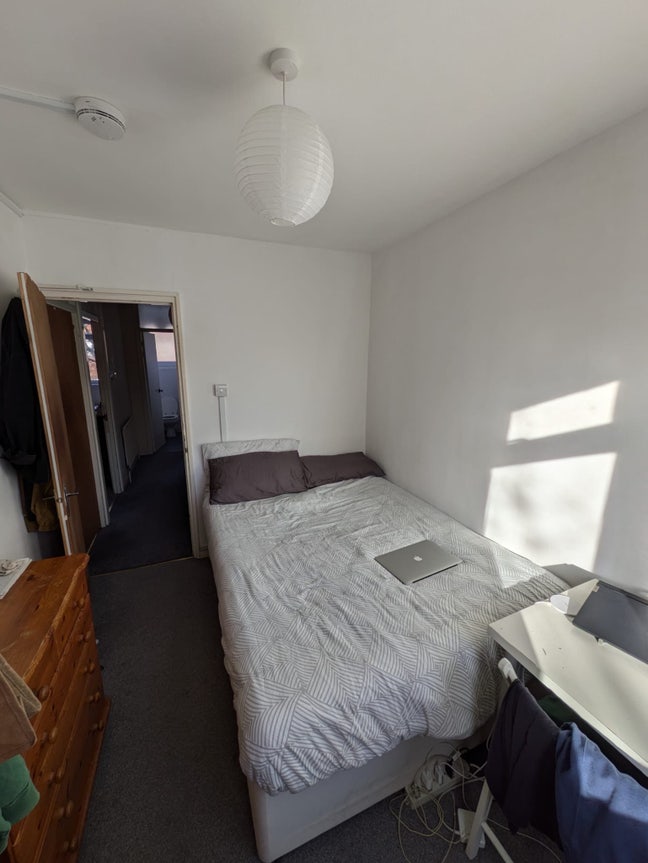 Lovely room is looking for a new tenant! Main Photo