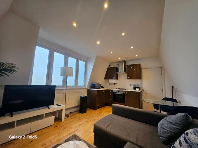 Cosy one bedroom split level flat Main Photo