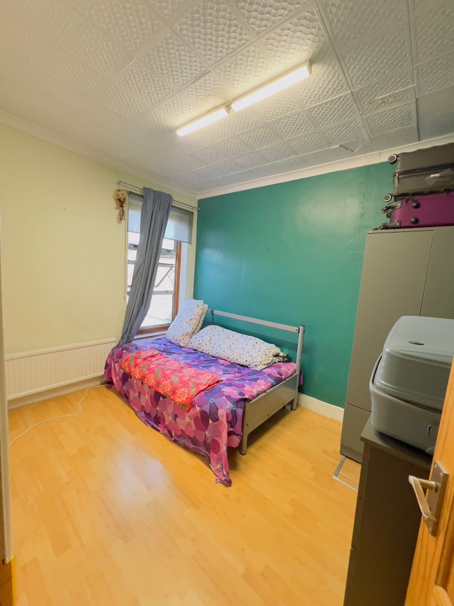 Room in luxury family house near ilford station Main Photo
