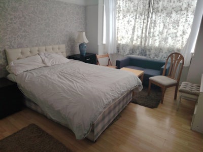 1  double bedroom available now for flexible stay  Main Photo