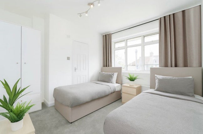 Large double en-suite room with own kitchen  Main Photo