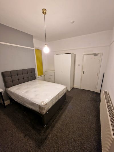 Large Double Bedrooms - in a quiet Victorian house Main Photo