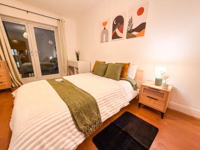 Comfy Bedroom in just next to Crossharbour station Main Photo