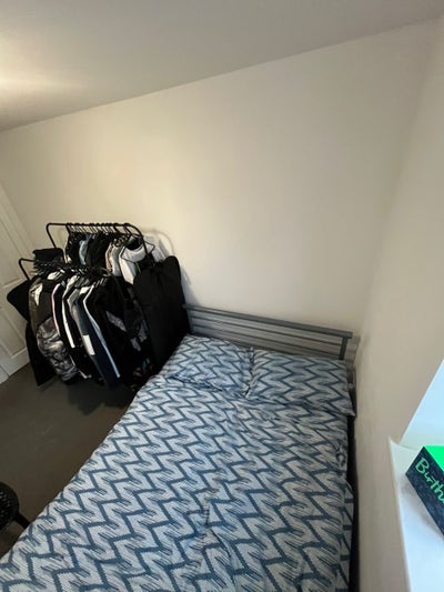 A single room with a double bed  Main Photo