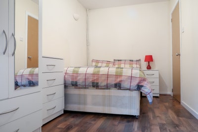 Room w/ Balcony in Prime Location - E1 🏠 Shadwell Main Photo
