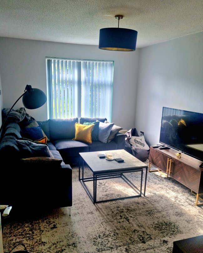 Stylish 2-Bed Home with Office, Garden & Driveway  Main Photo