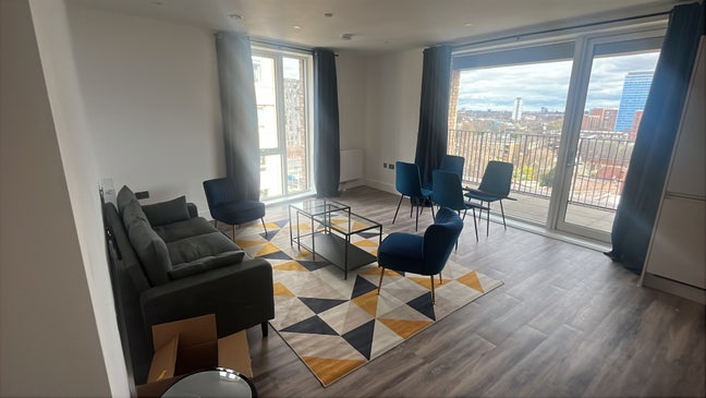 Female Only- flat share < 1min to Station  Main Photo