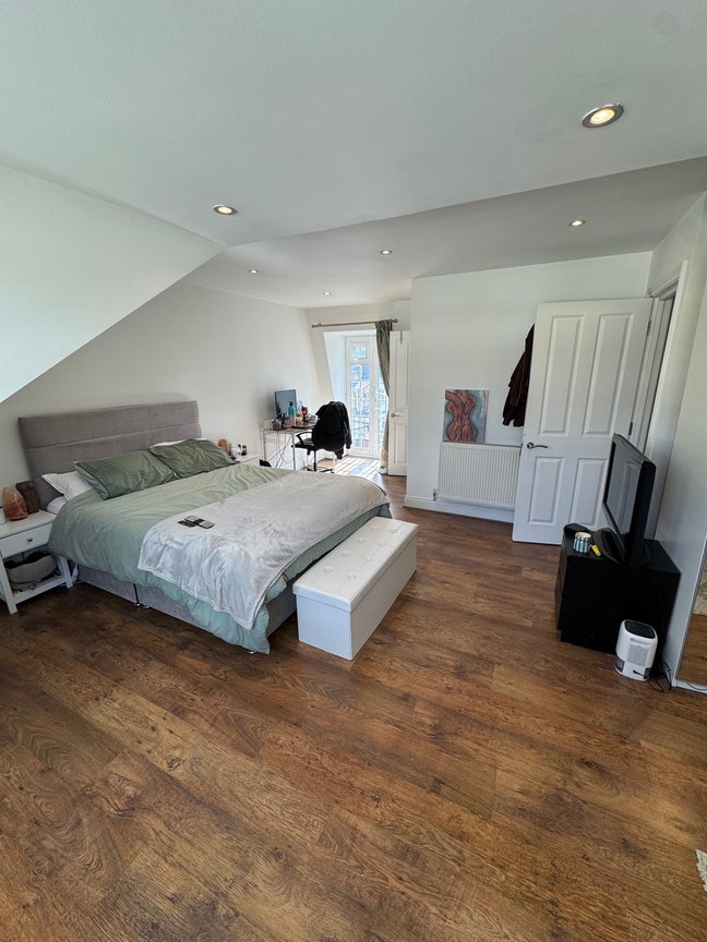 Beautiful & Massive Ensuite Room - Wandsworth Town Main Photo