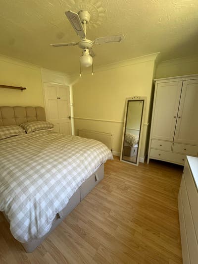 Spacious double bedroom in a welcoming home Main Photo