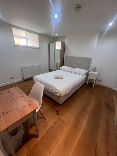 Ensuite Bedroom + parking + garden in Forest Gate Main Photo