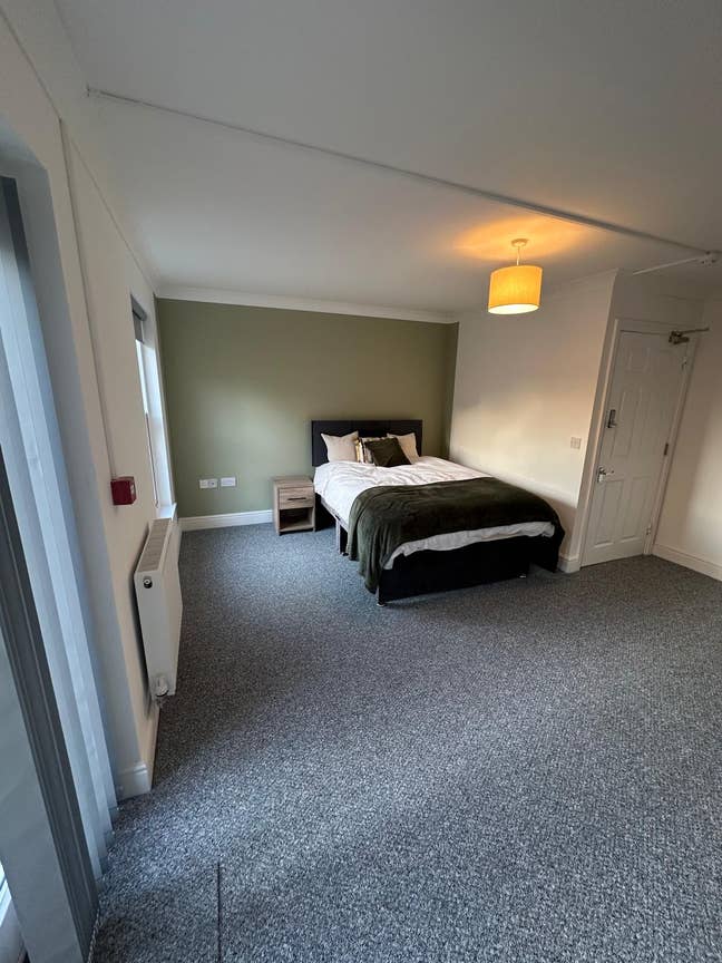 *Huge 18sqm room in an all female house share* Main Photo