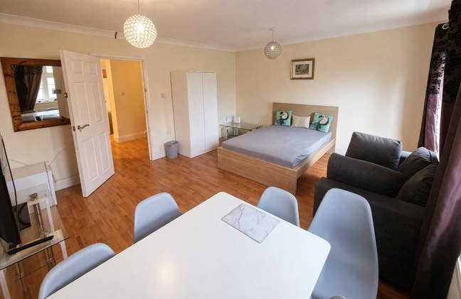 Large Bedroom in quiet residential  Main Photo