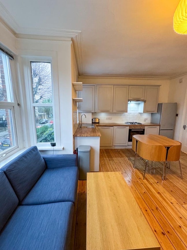 Double bedroom in a two bed flat, E11 Main Photo