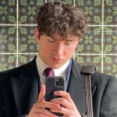 Professional Male seeks a single or double room Main Photo