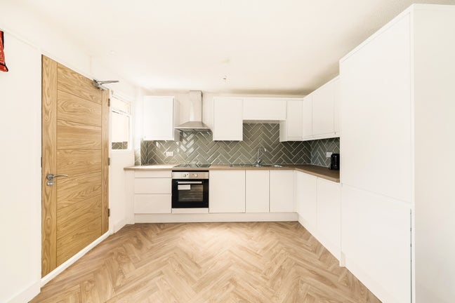 Large 6-Bedroom House with 2 Ensuites & 2 Bathroom Main Photo