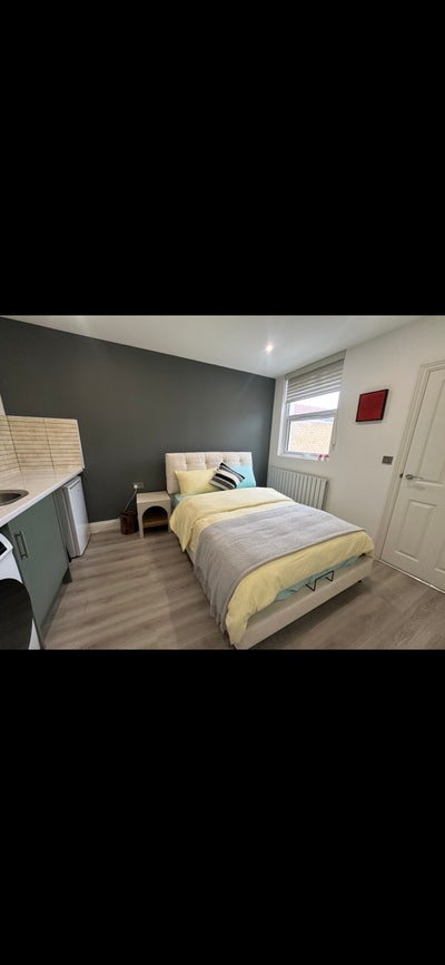 Ensuite  room in Carford Main Photo