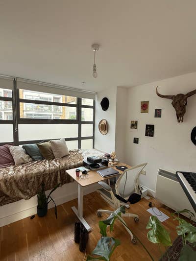 Extra Large Double Ensuite Bedroom in 3-Story Home Main Photo