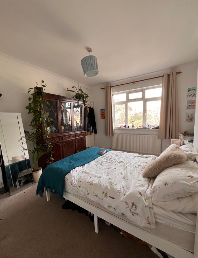 Spacious bedroom in flatshare amongst friends Main Photo