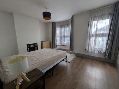 2 bright clean rooms in quite spacious house, Main Photo
