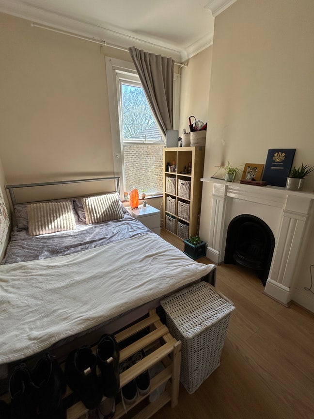 Room available in creative household  Main Photo