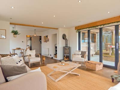 Double room in spacious houseshare (April - May) Main Photo