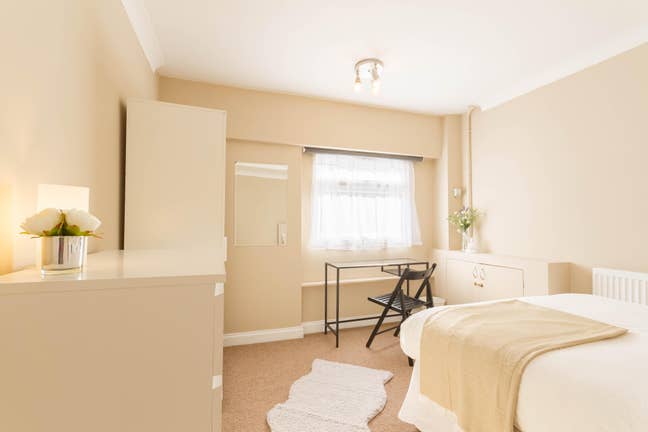 Available Now - Great Room - Oval/Kennington Main Photo
