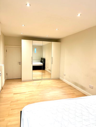 15mins walk from Ealing Broadway Station Main Photo