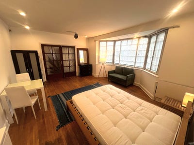 Double Spacious Bedsit, Clapham Park SW4 Main Photo