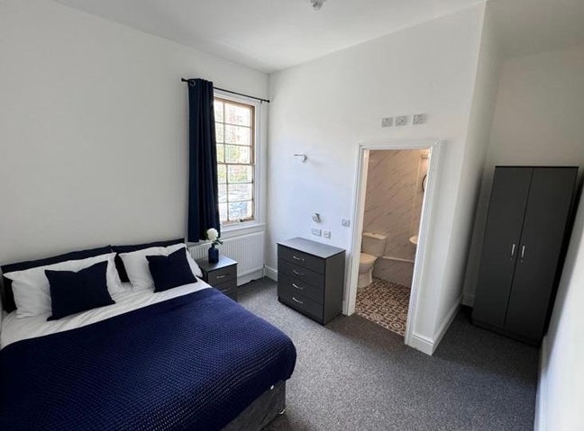 Luxury En-suite Room Prime Wolverhampton Location  Main Photo