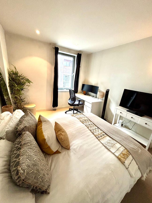 Large en-suite bedroom Main Photo