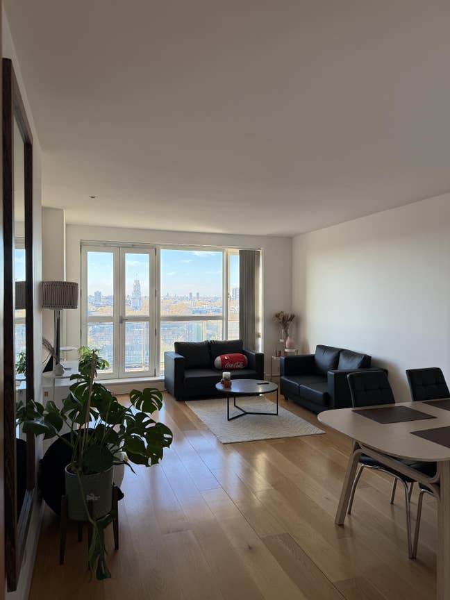 Spacious double room in 2-bed 2-bath: Canary Wharf Main Photo