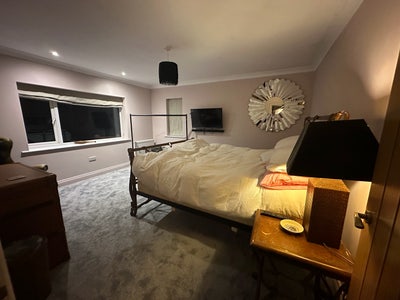 Kindsize Bedroom with Private Bathroom with Garden Main Photo