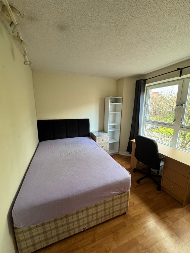 2 rooms available in 3 bedroom flat  Main Photo