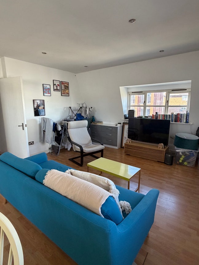 1 double room available short term in 2 bed share Main Photo