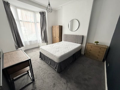 Large room - near centre and LRI/DMU   Main Photo