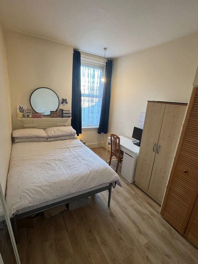 New room available on our girls flatshare!  Main Photo