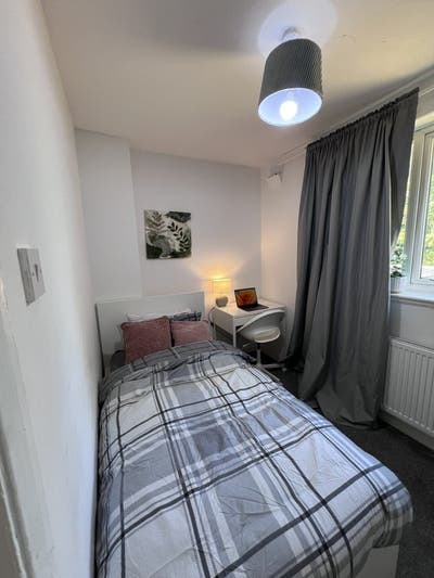 Modern Room for Working Professionals Main Photo